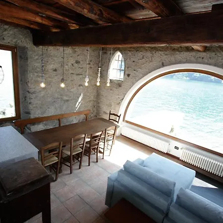 דירה House On The Shore Of