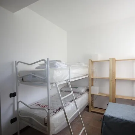 House On The Shore Of דירה