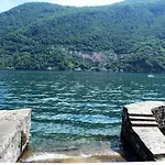 House On The Shore Of Lejlighed Laglio