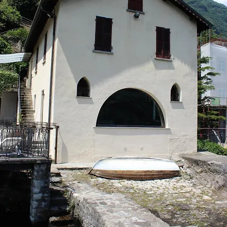 House On The Shore Of 公寓 *