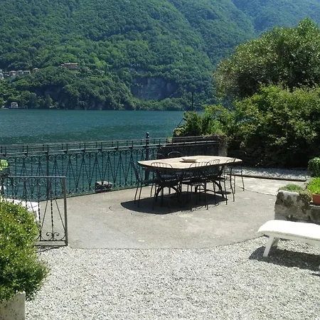 شقة House On The Shore Of *