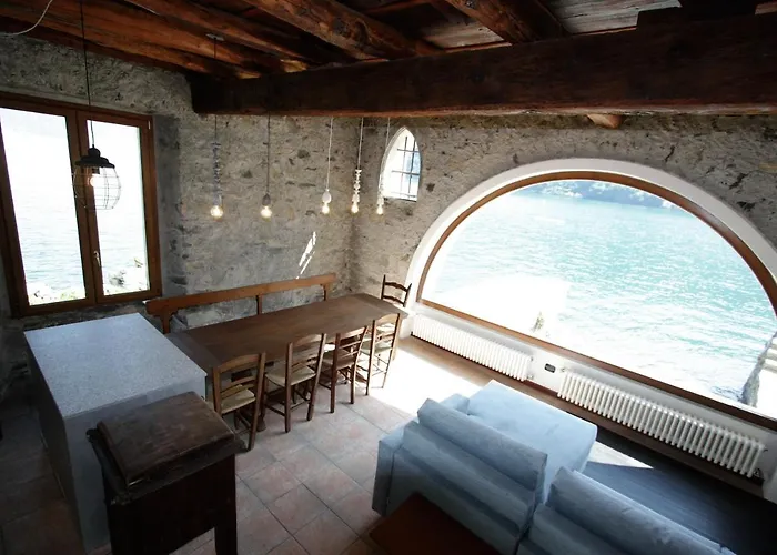 דירה House On The Shore Of