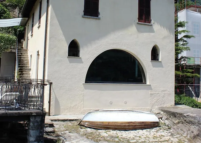 House On The Shore Of Daire *